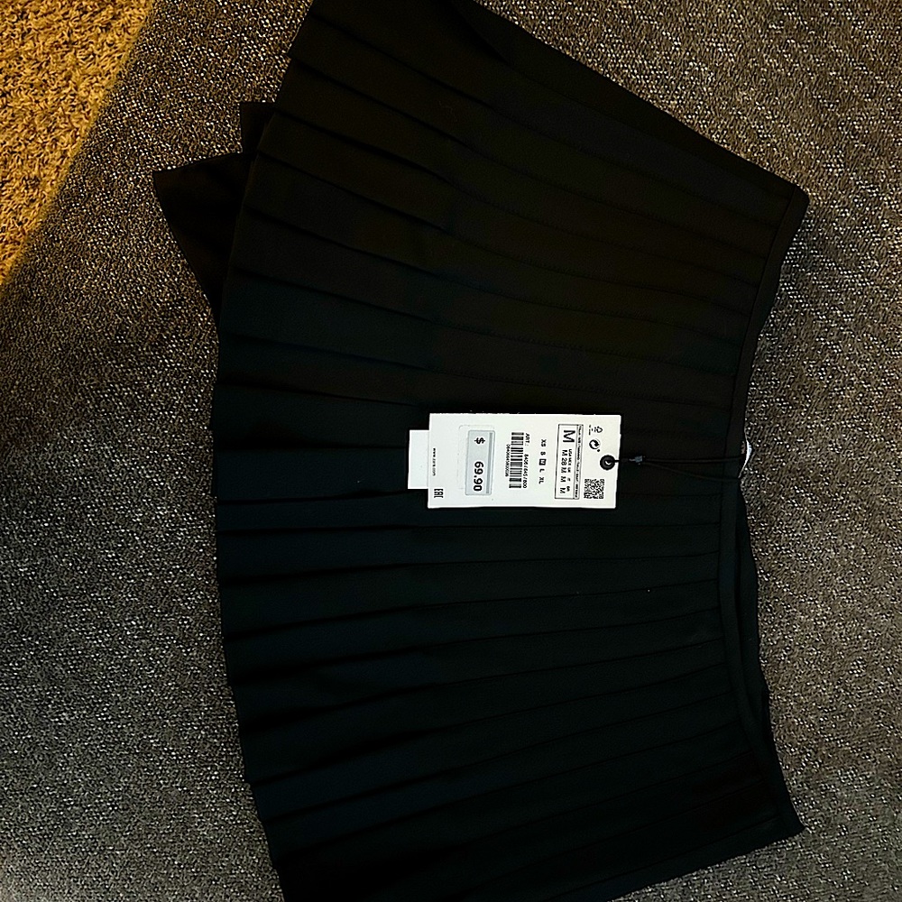Zara black mini skirt, low cut 90s style.